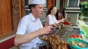 WNA-asal-Jerman-bermain-gender-wayang.jpg