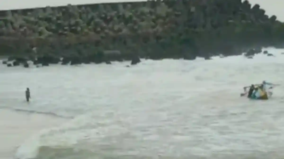 BREAKING NEWS : Perahu Nelayan Terbalik Diterjang Gelombang 4 Meter di Pantai Glagah Kulonprogo
