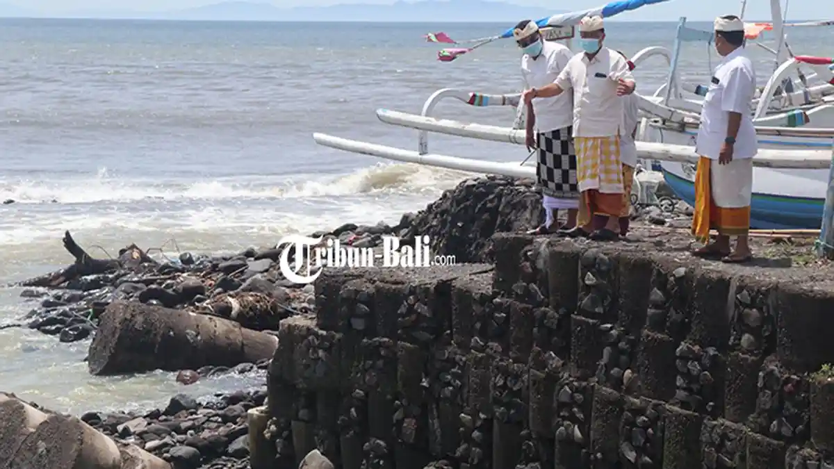 Panjang Mencapai 20 Meter, Senderan Sungai Matri di Karangasem Jebol Tergerus Arus