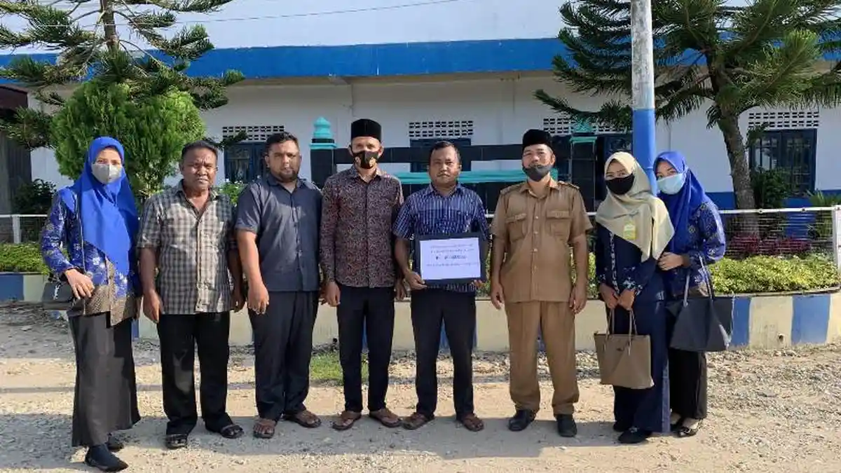 Baitul Mal Aceh Salur Rp 30 Juta untuk Pesantren Nurul Ulum Peureulak Aceh Timur yang Terbakar