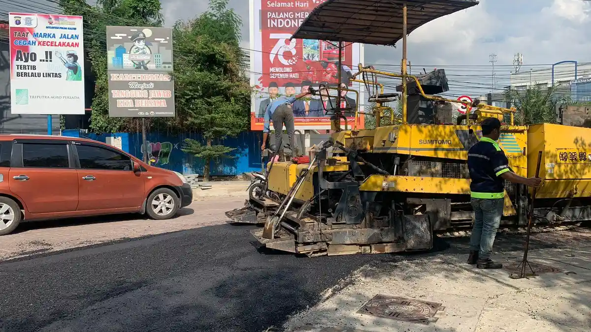 Pemkot Samarinda Mulai Aspal Jalan di Sekitar Taman Samarendah