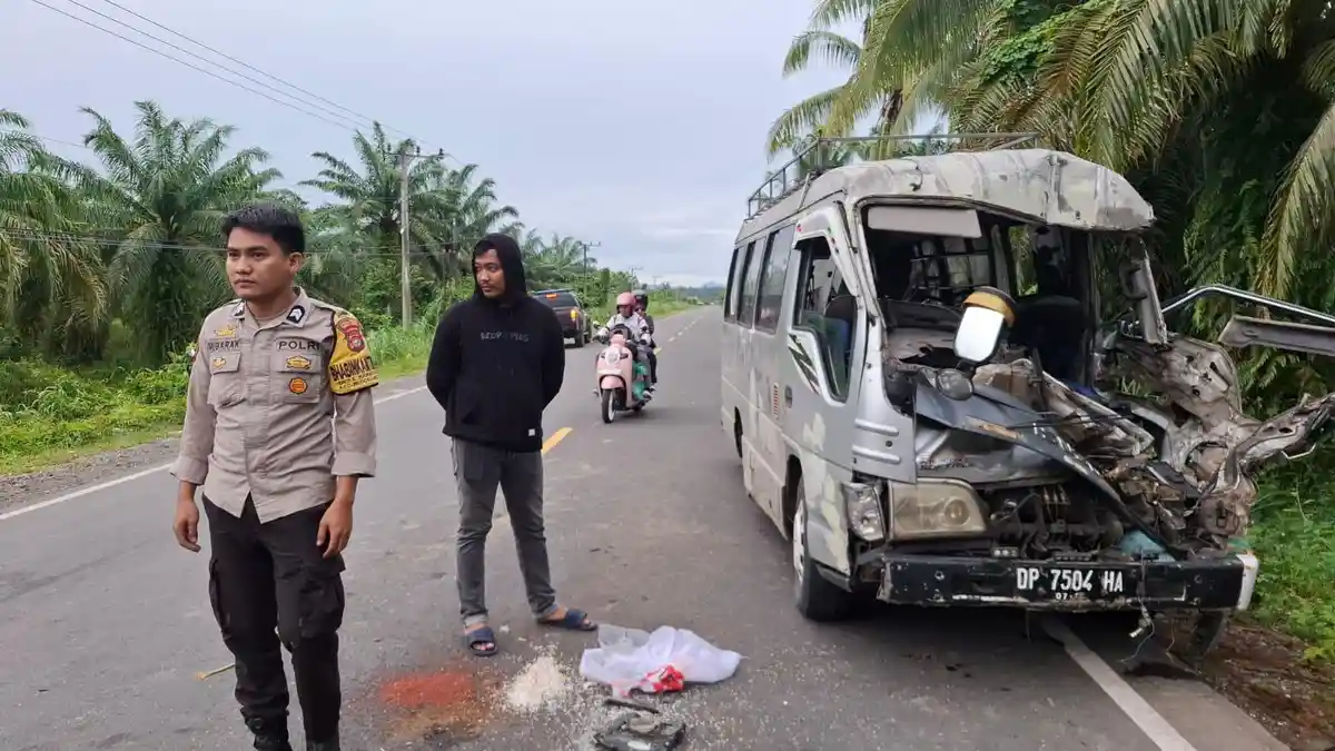 Kronologi Minibus Tabrak Truk Parkir di Mamuju Tengah, Tiga Penumpang Luka dan Kerugian Rp50 Juta