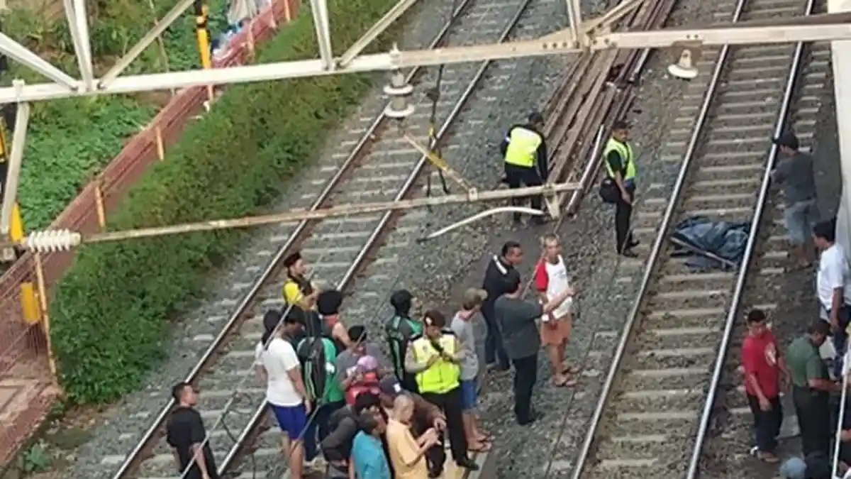 Seorang Perempuan Ditabrak KRL di Stasiun Karet