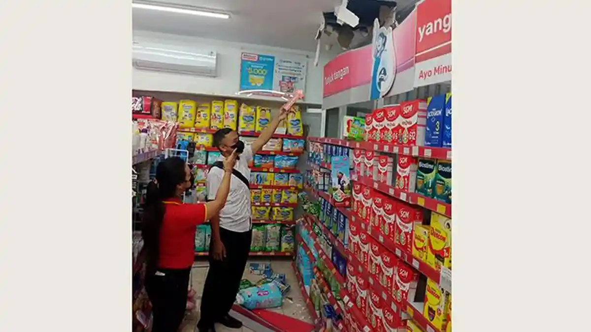 Maling Jebol Plafon lalu Gasak Rokok di Minimarket Blahbatuh