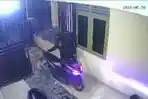 Tangkapan-Layar-saat-pelaku-membawa-kabur-sepeda-motor-korban.jpg