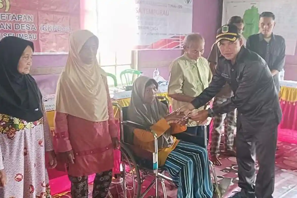 Sekcam Selimbau Turun Langsung Bagikan BLT DD Desa Tempurau Kapuas Hulu