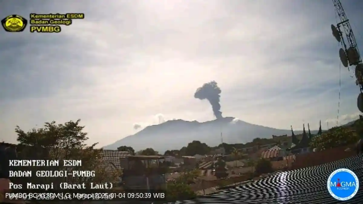 Gunung Marapi Sumbar Erupsi Siang Ini, Tinggi Abu Teramati 1.000 Meter dari Puncak