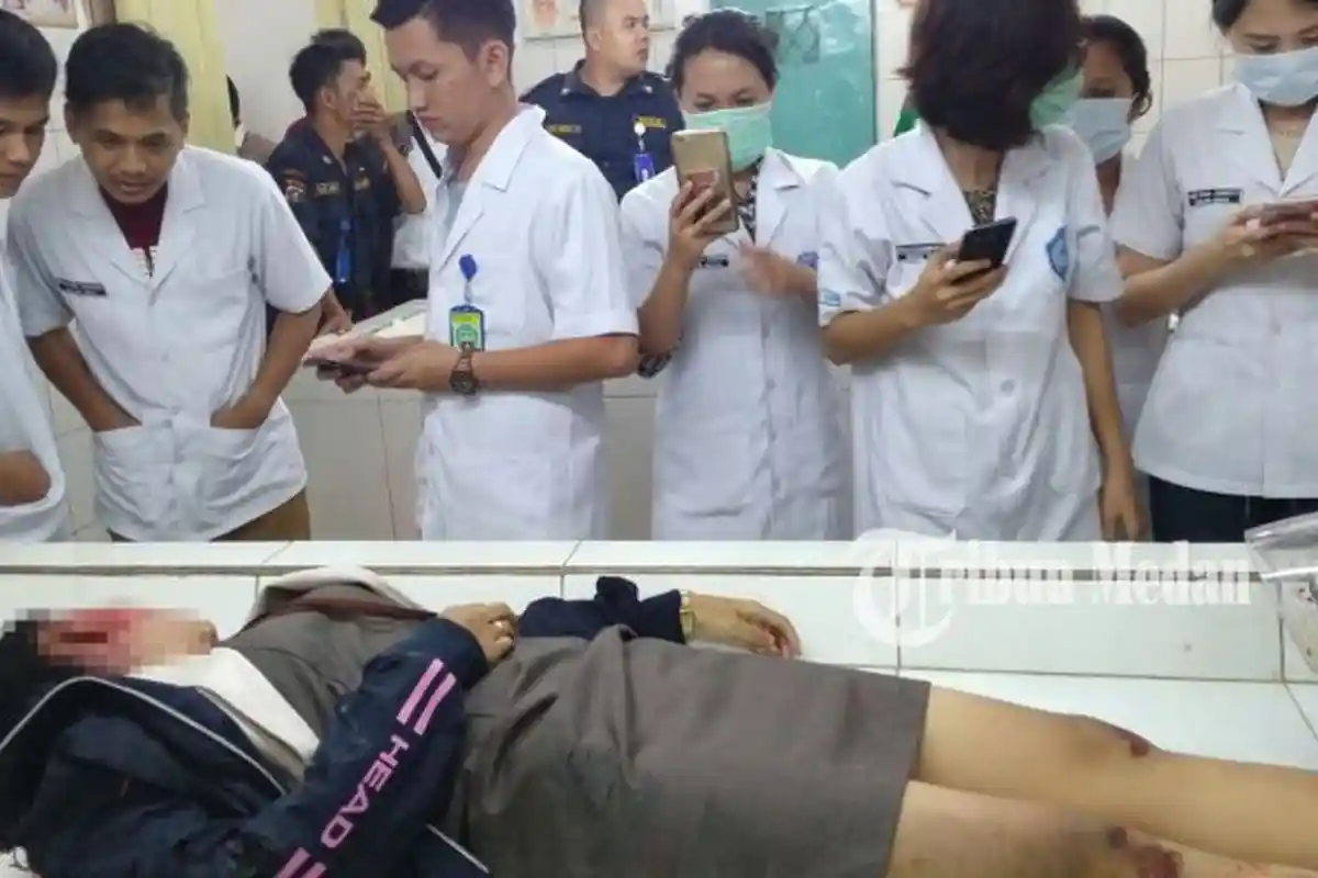 Para Dokter Koas Pegang HP di Depan Jasad Rara Sitta, Netizen Mempertanyakan