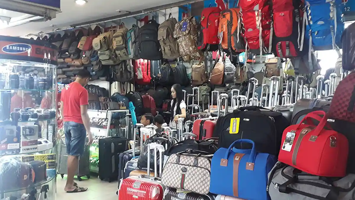Baru Pertengahan Ramadan, Pedagang Koper di Pasar Senen Ketiban Untung
