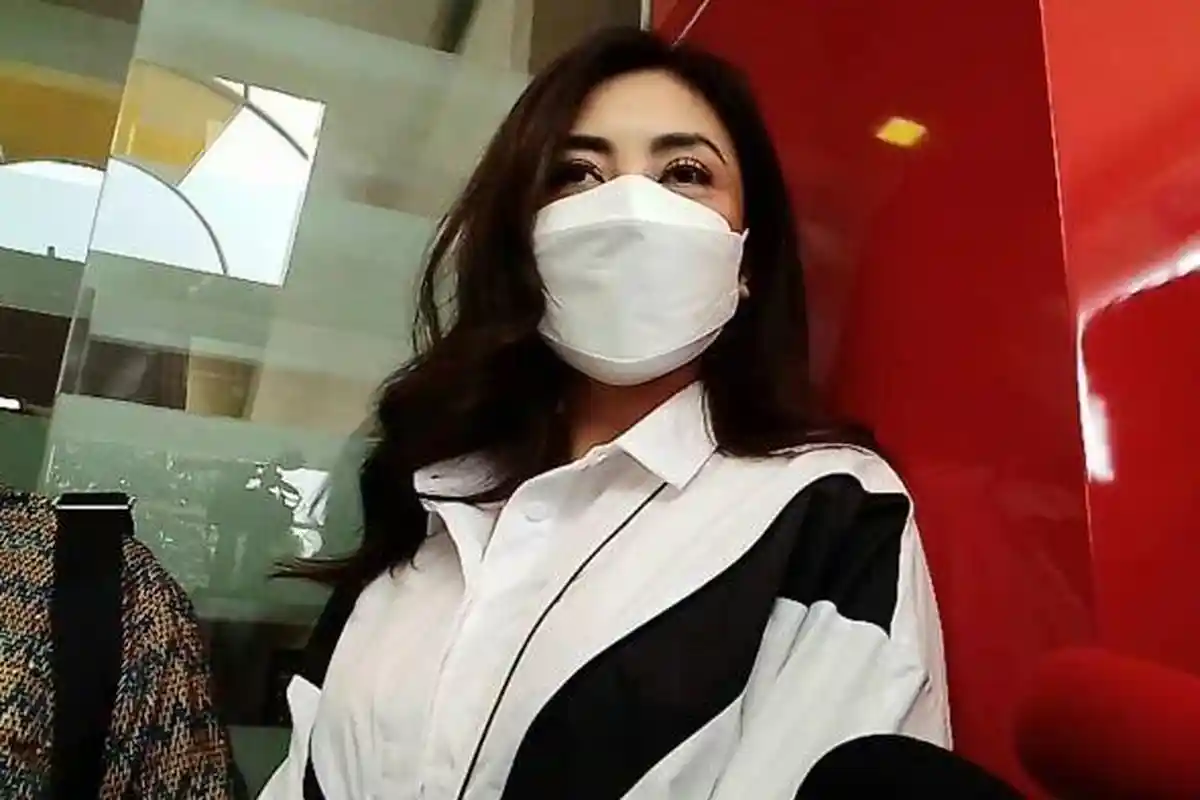 Meski Sudah Gugat Cerai, Dhena Devanka Masih Tinggal Serumah dengan Jonathan Frizzy