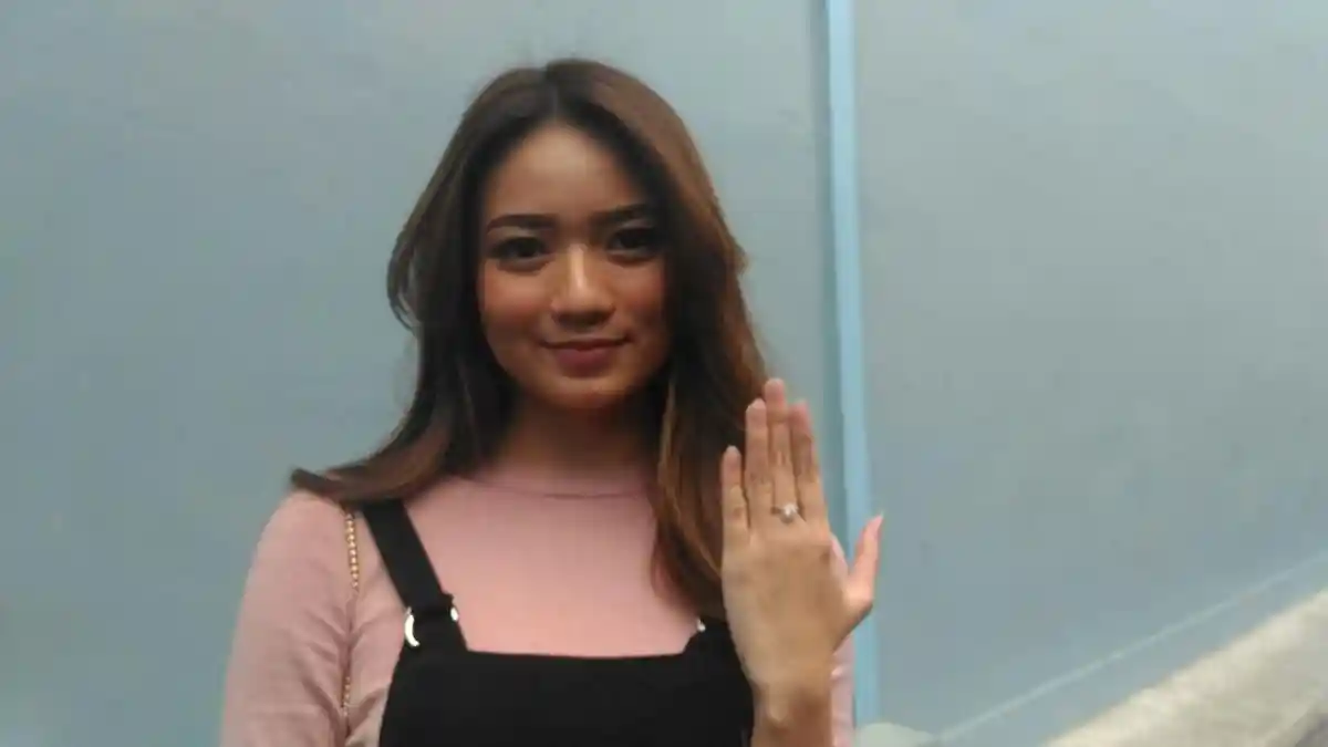 Modelnya Sih Suka, Tapi Cincin Tunangan Dari Fendy Chow Terlalu Besar di Jari Stella Cornelia