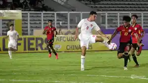 Raven-dengan-persepak-bola-Timnas-Timor-Leste-U-20.jpg