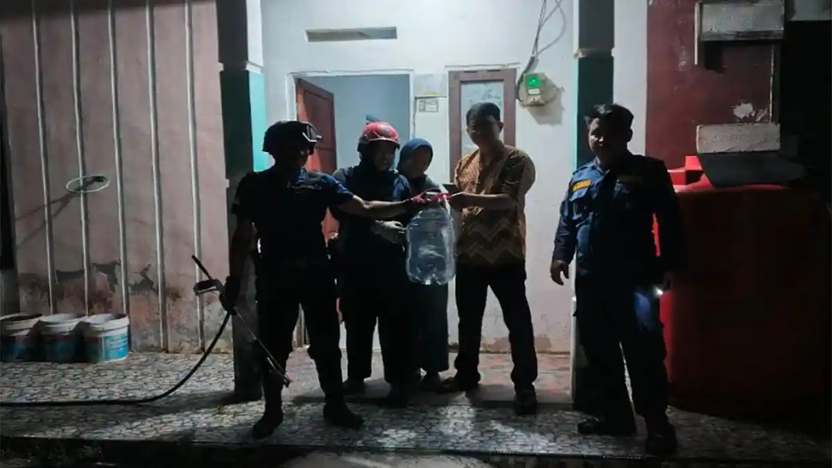 Warga Sekadau Dikejutkan Kemunculan Ular Kobra, Evakuasi Tuntas dalam Hitungan Menit - Tribunpontianak.co.id