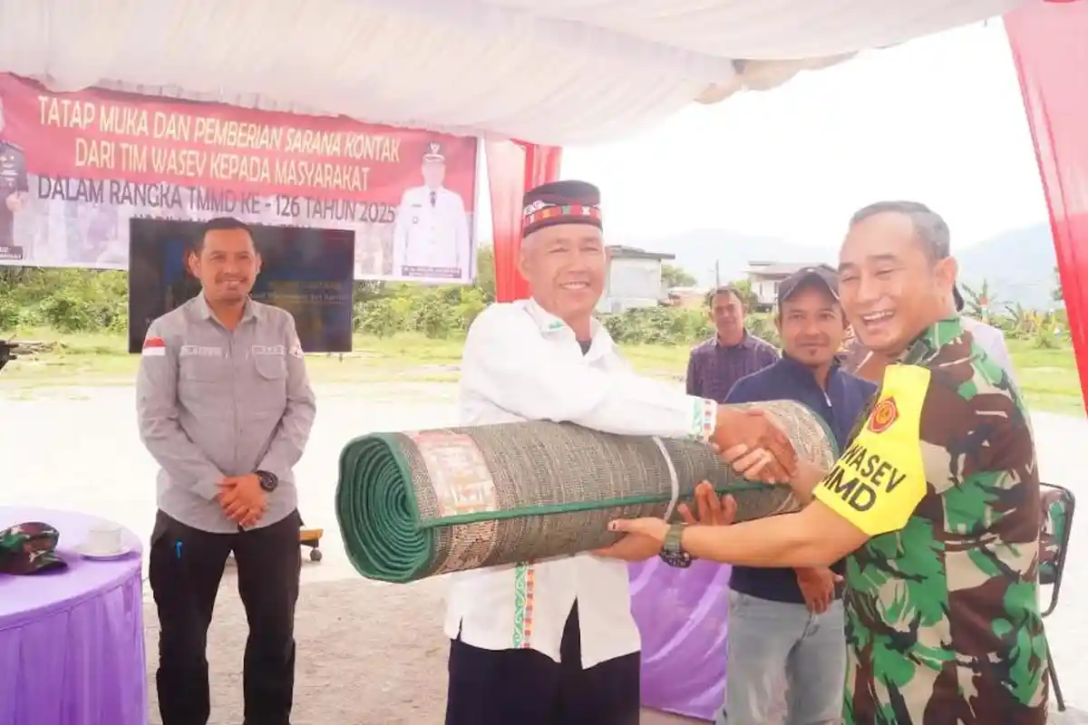 Anak Stunting Dapat Paket Sembako Gratis Saat Tim Wasev Mabes TNI Kunjungi TMMD Bener Meriah