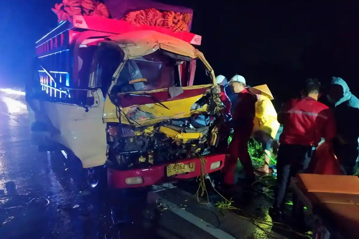 BREAKING NEWS Lakalantas Maut di Tol Lampung, 2 Orang Meninggal Dunia