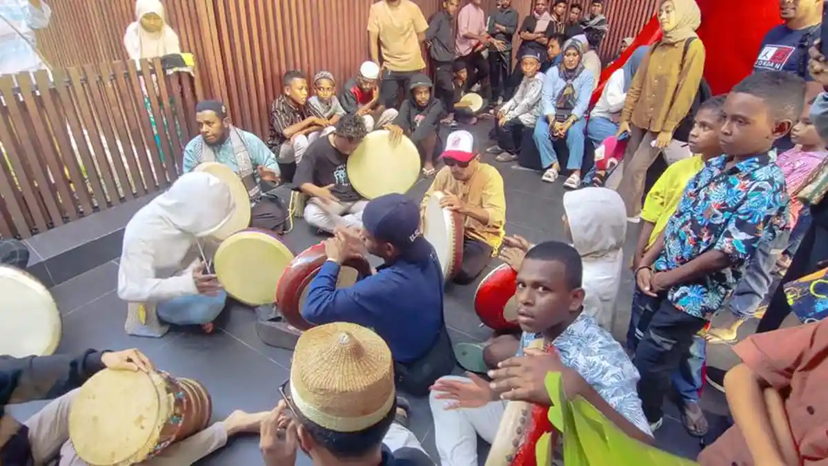 Antar Jemaah Umrah, Warga Fakfak Menabuh Hadrat di Bandara Siboru