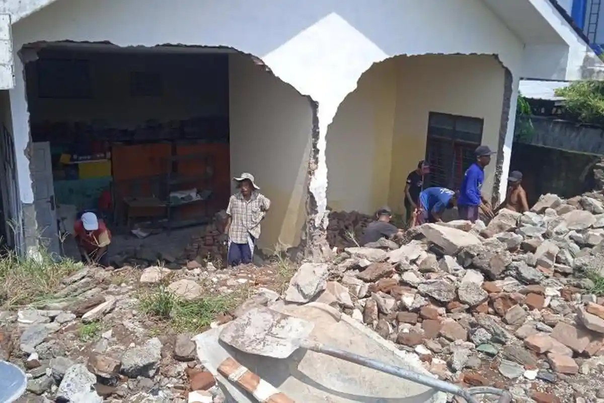 BPBD Ungkap Penyebab Urukan Tanah Perumahan Longsor hingga Timbun Ruang Perpustakaan SDN di Jember