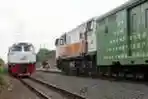 Kereta Barang Mogok Di Perlintasan