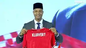 Patrick-Kluivert-Pakai-Peci-Hitam.jpg