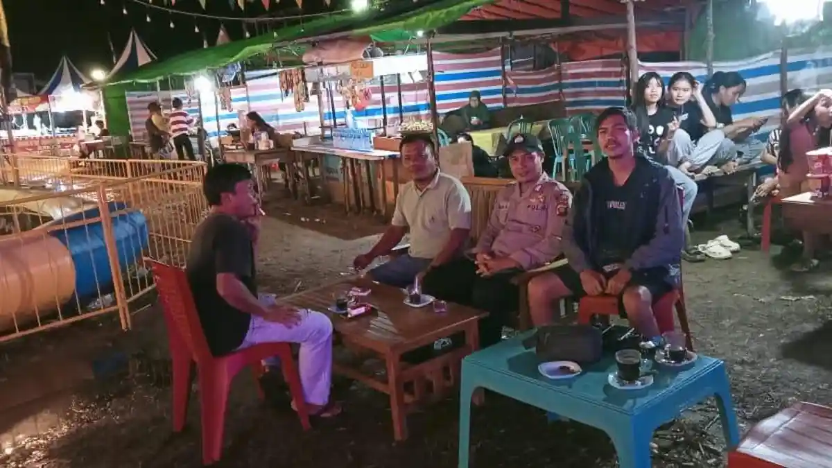 Patroli Malam, Polisi Sambangi Pedagang dan Pengunjung Pasar Malam