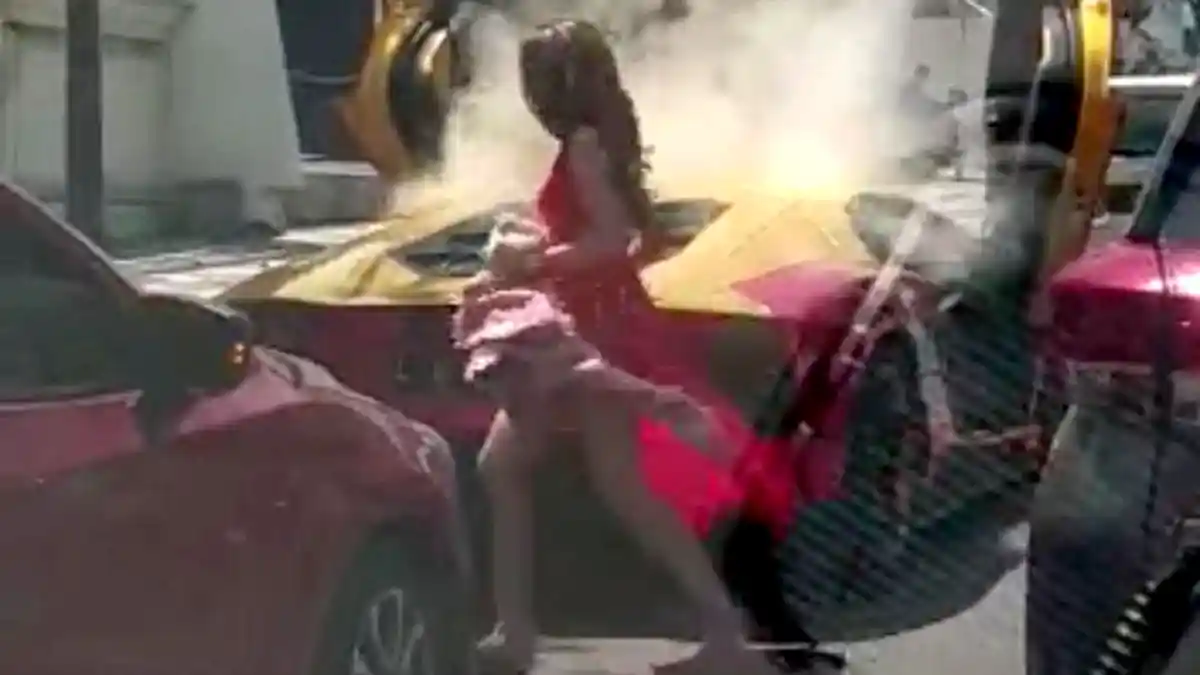 Viral Video Lamborghini Terbakar di Surabaya, Netizen: Uwonge Keluar, Wedok, Gak Pakek Baju
