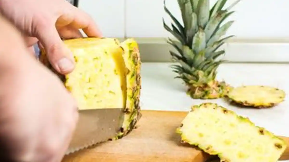 6 Khasiat Buah Nanas, Cegah Kanker Sampai Atasi Nyeri Rematik!