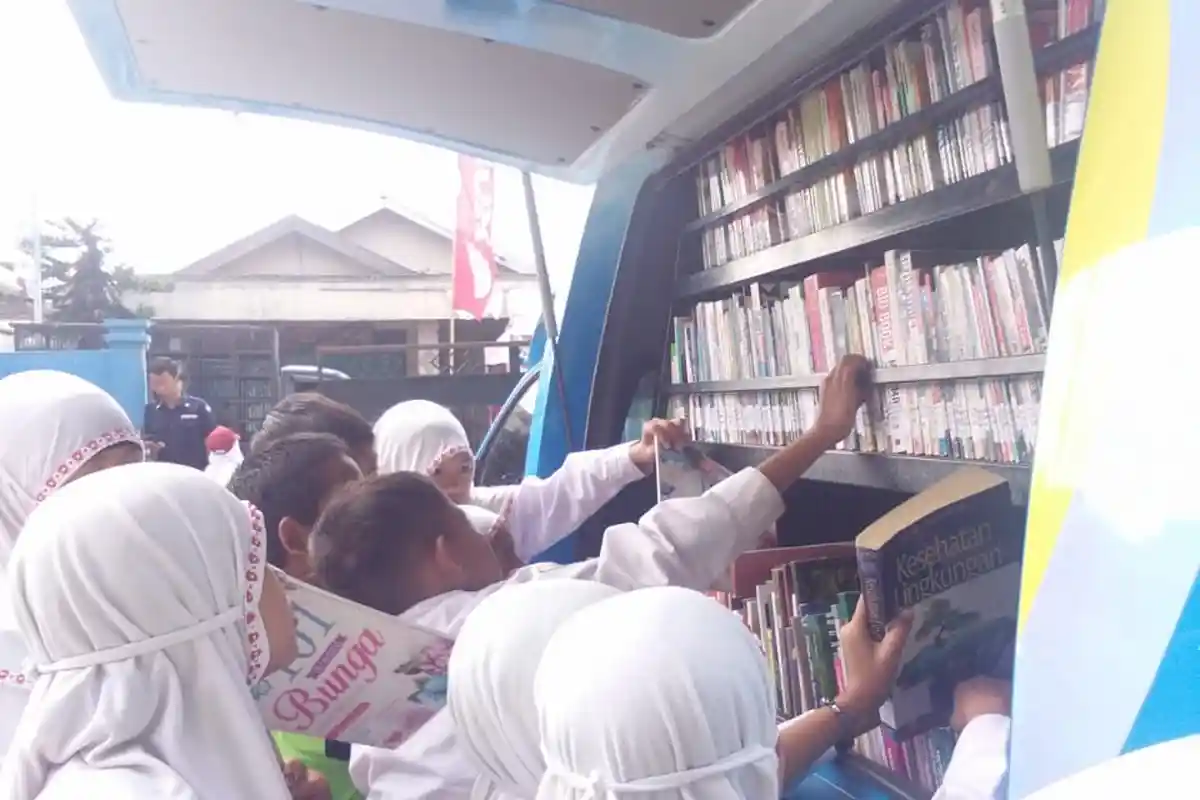 Perpustakaan Keliling Jadi Rebutan Siswa dan Siswi di Banjarmasin