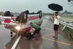 Ambulans Terbalik di Tol Jomo Akibat Aquaplaning, 5 Orang Dilarikan ke RS