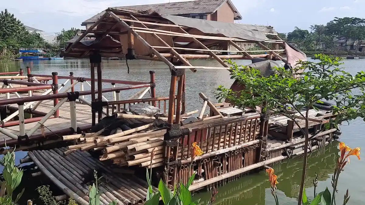 Belum Pulih Setelah Diterjang Puting Beliung, Pengunjung Situ Rawa Gede Bekasi Menurun - saung-di-situ-rawa-gede-2.jpg