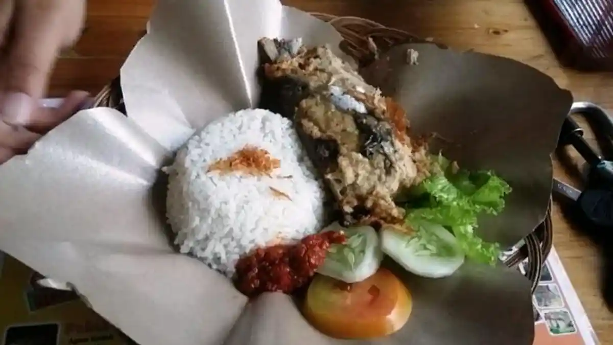 Kedai Ini Jamin Tamunya Bisa Menyantap Menu Bandeng Tanpa Repot Memisahkan Tulang