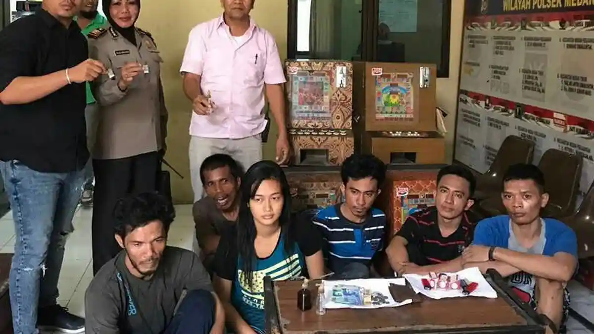 Enam Orang Ini Tertangkap Saat Nyabu dan Berjudi di Satu Rumah