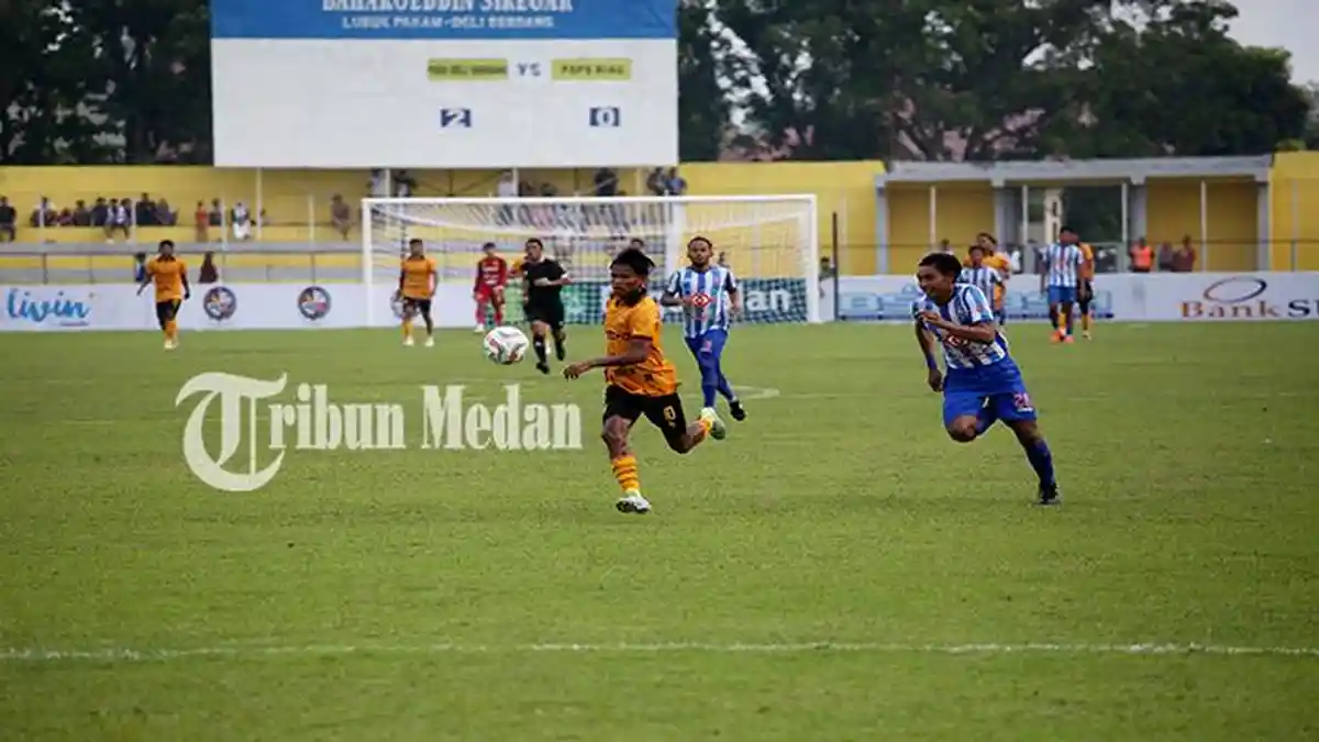 Berita Foto: PESTA GOL di Baharoeddin, PSDS Deliserdang Gilas Ratakan PSPS Riau dengan Skor 3-0 - 17092023_MELEWATI-LAWAN_ABDAN-SYAKURO-3.jpg
