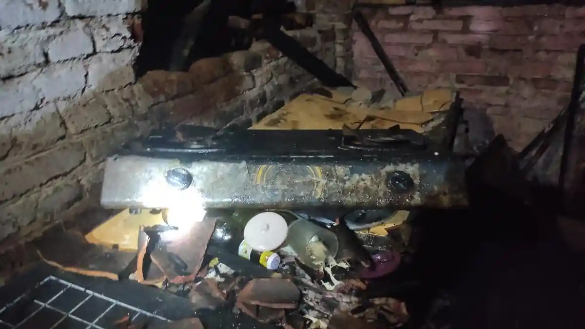 Tragedi saat Menghangatkan Sayur Sisa, Rumah Nenek Terbakar di Trenggalek, Warga Padamkan Api