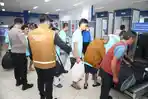 Ratusan-PMI-bermasalah-yang-dideportasi-dari-Malaysia-tiba-di-Batam-Kamis-1411.jpg