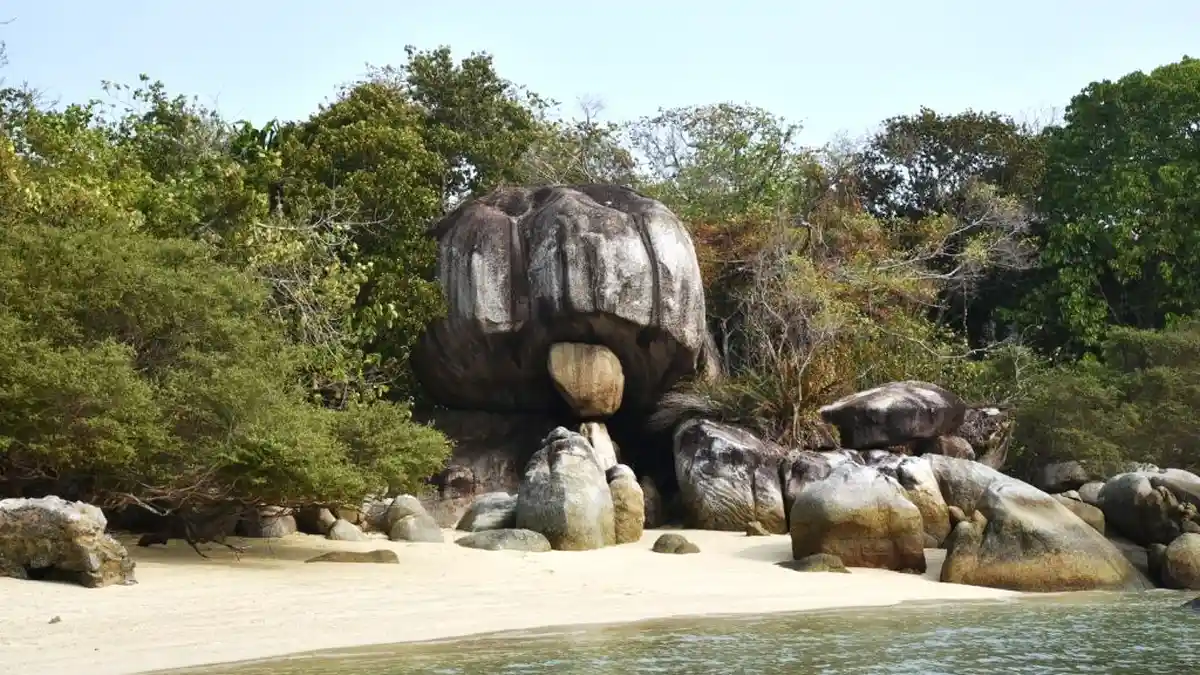 Pulau Putri yang Cantik dan Memesona Itu Dijaga Hantu Putri