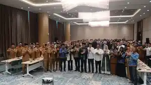 berfoto-bersama-dalam-pelatihan-peningkatan-kompetensi-179-guru-pendidikan-diniyah.jpg