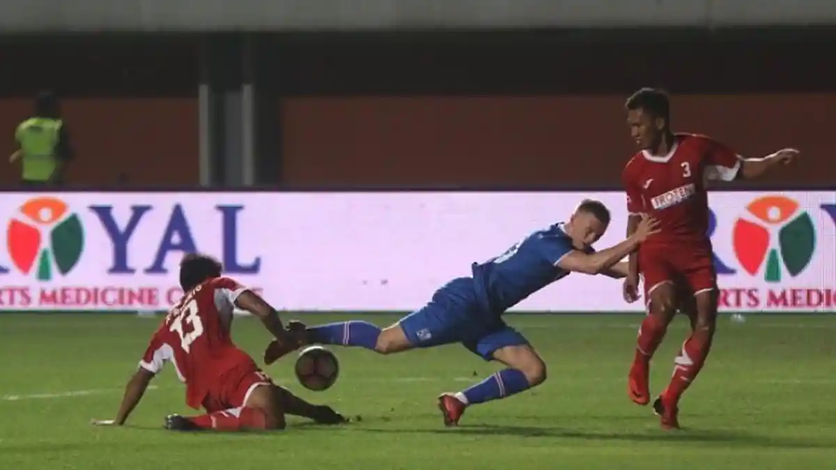 Timnas Islandia Baru Pertama Bermain Diguyur Hujan Deras