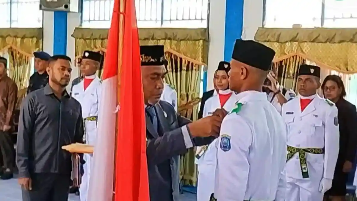 Penuh Hikmat, Bupati Raja Ampat Abdul Faris Umlati Kukuhkan Paskibraka