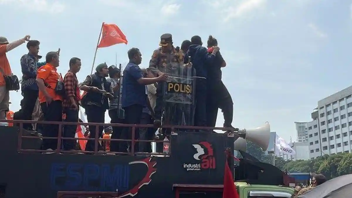 Situasi Terkini Demo di DPR, Legislator Gerindra Habiburokhman Dilempari Botol hingga Diteriaki