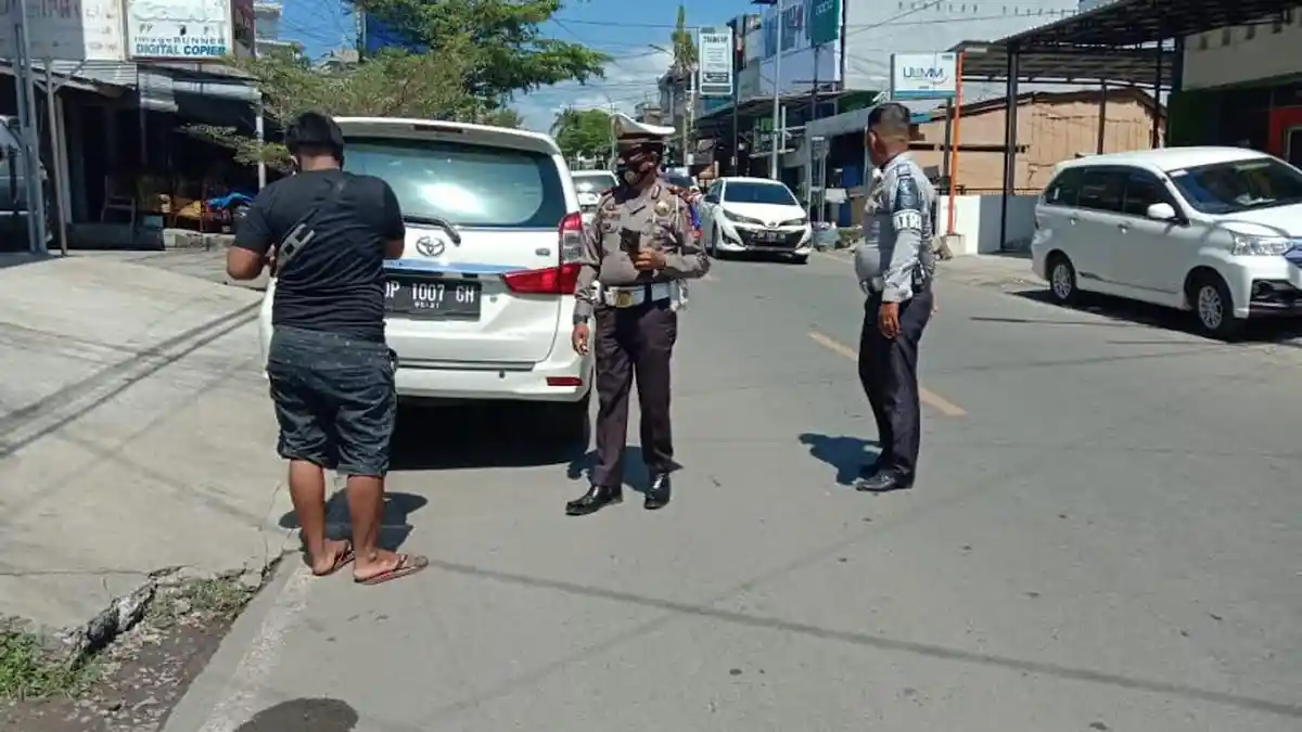 Biang Macet, Satlantas dan Dishub Wajo Tertibkan Kendaraan Parkir di Badan Jalan