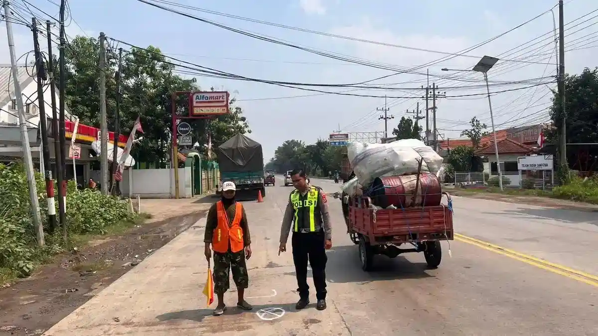Pemotor Tewas Tabrak Truk Tronton Parkir, Polisi: Kurang Konsentrasi