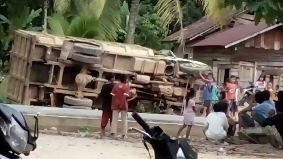 Massa dari Suku Anak Dalam Hancurkan Truk Milik PT Lonsum di Musi Rawas