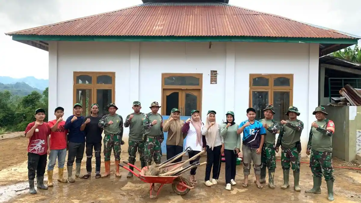 Mahasiswa Unimal KKN dan TNI Bersihkan Meunasah dan Pembuatan Tanggul di Desa Tebuk