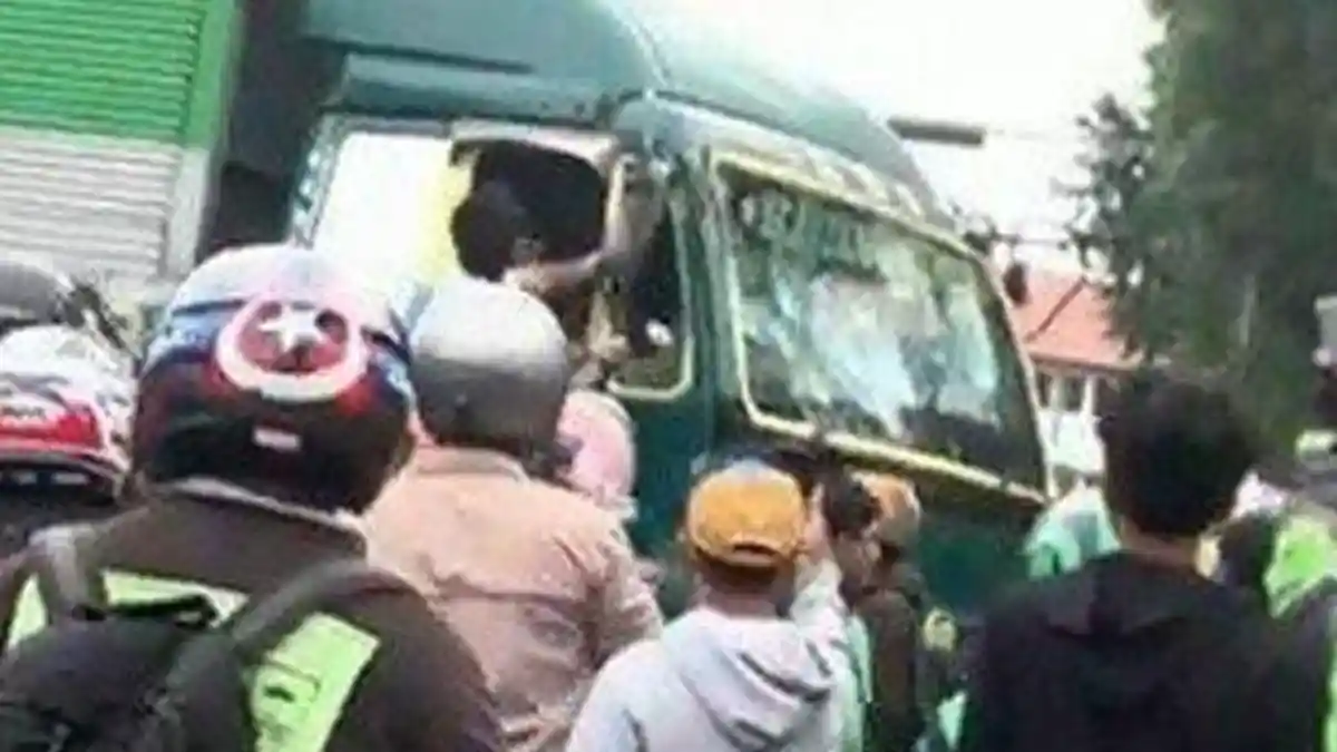 Sopir Truk Kontainer Ugal-ugalan Tabrak Pengendara di Tangerang Ngigau Saat Diperiksa Polisi