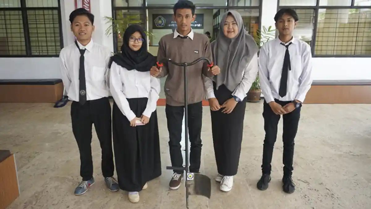 Tim Mahasiswa UMM Bikin Sepeda Cangkul Buat Petani