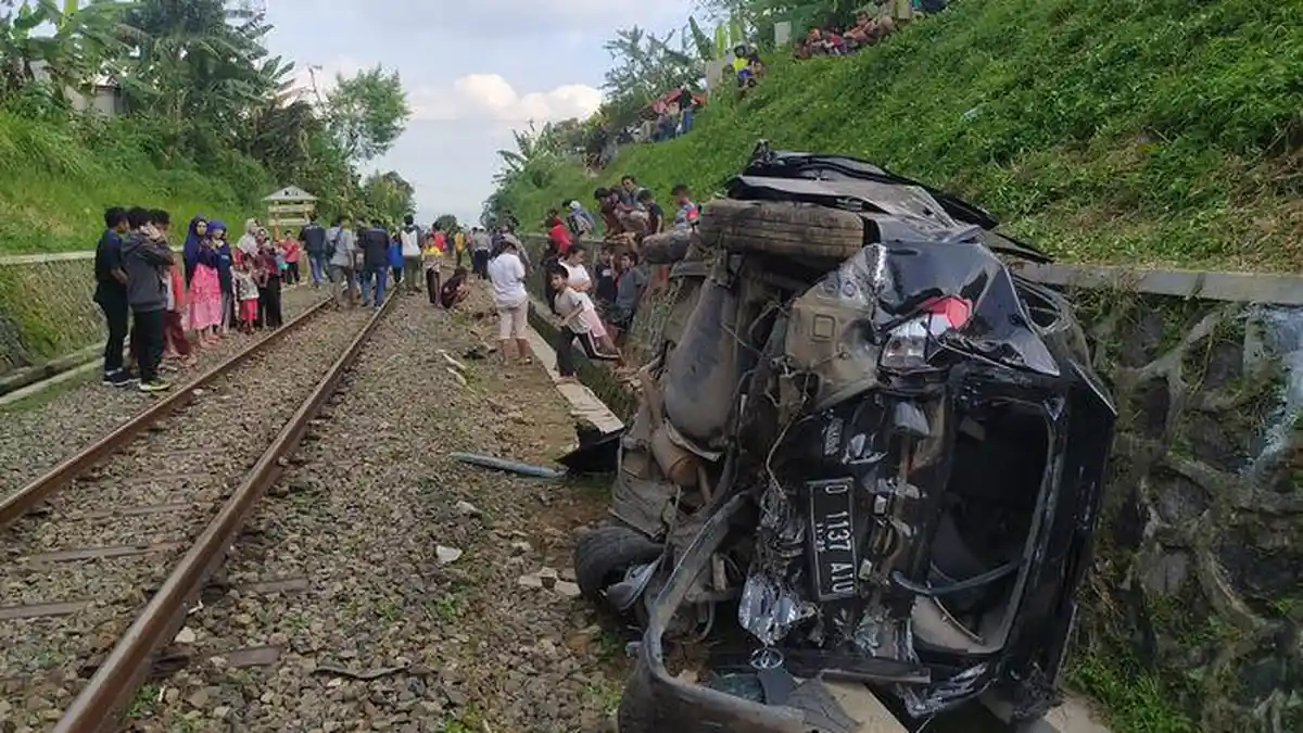 Toyota Calya Ringsek Tertabrak Kereta Api dan Terseret 200 Meter, Dua Penumpang Luka Berat di Kaki