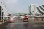 Petugas Gulkarmat DKI Semprot Disinfektan Gedung DPR/MPR RI