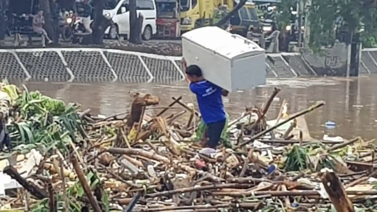Kulkas Beserta Isinya Ikut Hanyut Terbawa Arus Sungai Ciliwung
