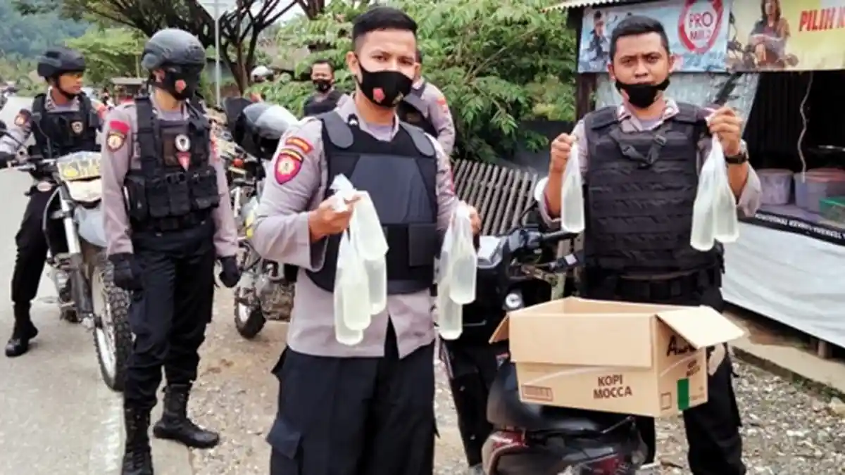 Jaga Keamanan Jelang PSU Pilkada Morowali Utara, Polisi Razia 100 Kantong Miras Cap Tikus