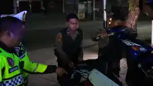 Personel-Polresta-Banjarmasin-saat-mengamankan-tiga-unit-motor-diduga-balap-liar.jpg